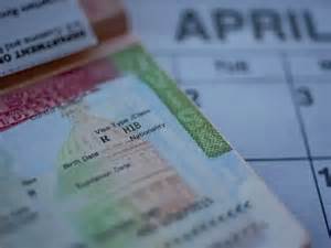 近日,美国政府实施了针对H-1B签证申请人的重磅新收费政策,硅谷及全球科技公司纷纷陷入招聘困境。这一政策不仅抬高了国际高技能人才的招聘成本,也推动了企业将更多岗位转移至海外,特别是印度等技术人才聚集地,引发业界关于美国科技人才供应链和全球化策略的深入探讨。
