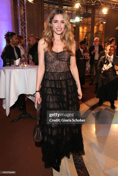 探索Mitsou Jung作为演员和模特的职业发展,分析她在当代娱乐行业中的影响力,以及围绕她形象的社会文化现象,揭示她如何在公众和私人领域中平衡自我表达与社会期待。
