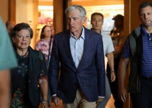 解析美联储内部不同观点如何影响货币政策决策,以及鲍威尔在复杂经济环境下的挑战与应对策略。
