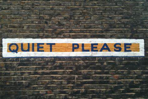 本文深入探讨科技新闻媒体如何频繁使用"悄悄地"一词来制造报道戏剧性,分析这一现象背后的动因及其对读者和行业的影响,助力理解新闻标题语言的微妙艺术及其SEO潜力。
