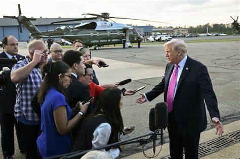 随着美国企业披露财务信息频率的传统被挑战,特朗普提出每六个月公布一次财报,有望减轻企业负担,促进管理层专注于公司长期经营策略。本文全面解析这一提案的背景、影响及市场反响,助力读者深入理解财报披露制度的未来走向。
