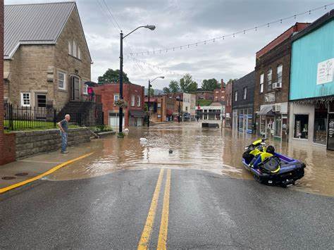 东肯塔基地区经历2022年百年洪灾后,居民们相继报告了多起怪异现象,尤其是围绕似小妖精般的生物目击事件展开了广泛议论。本文深度探讨这些超自然目击背后的可能原因,包括文化传说、心理创伤影响及环境变化,为读者揭示洪水带来的不仅仅是物质破坏,更有难以解释的人文奇观。
