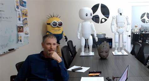 类人机器人作为人工智能和机器人技术的重要发展方向,尽管在功能和技术上实现了诸多突破,但仍面临技术难题和用户接受度的双重挑战。本文深入探讨了业内领先发明者对当前类人机器人现状的看法,指出机器人设计中的可怕之处,并强调未来机器人必须先赢得人们的社交认同,才能真正走入生活和工作中。
