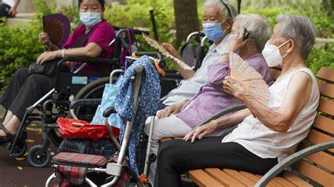香港最新一期銀色債券吸引創紀錄的認購量與申請人數,反映長者對穩定收益與抗通脹工具的強烈需求。本文從發行背景、利率機制、申購渠道、風險與稅務考量,以及對長者退休理財的實務建議,全面解析銀色債券成為熱門選擇的原因與後續影響。
