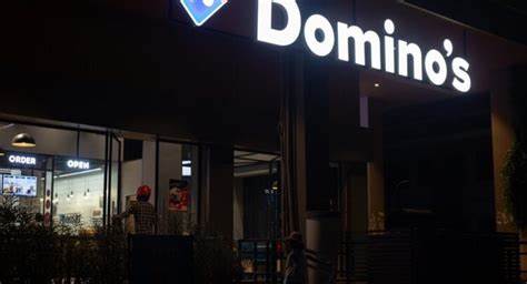 围绕多米诺披萨即将发布的2025财年第三季度业绩,详解分析师预期、上季表现、营收构成、毛利与费用压力、同店销售与特许经营动态、资本回报与估值,以及可能影响股价的催化剂与风险点,为投资者和行业观察者提供可操作的观察框架。
