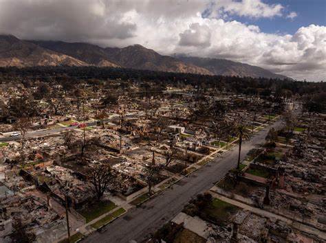 近年来,随着气候变化加剧和自然灾害频发,房主保险费用迅速上升,给购房者带来沉重负担。本文深入探讨保险费用上涨的原因及其对房地产市场和买家行为的影响,同时分析地区差异和未来趋势,为读者提供全面的行业洞察。
