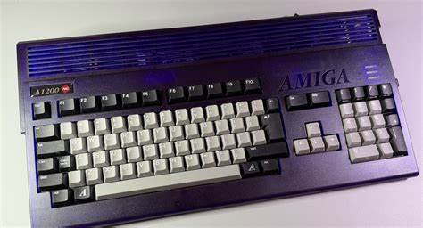 分享基于 AmigaKit A1200NG 主板的完整装机过程与使用经验,涵盖配件选择、安装要点、常见问题排查、模拟器配置与性能建议,帮助怀旧玩家与新手建立稳定且易用的现代化 Amiga 1200 替代方案。
