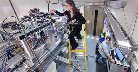 介绍一种以稀土铒为核心的分子量子比特技术,阐述其在电信波段通信、硅光子学兼容性、量子网络和量子传感等方向的应用潜力与挑战,并展望未来产业化与研究路线图。
