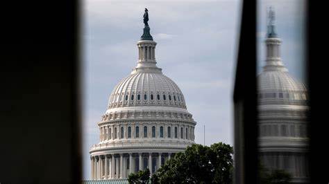 解析美国政府停摆下SEC维持部分运作的法律与运作机制,评估对加密货币ETF审批、执法行动与市场稳定的短期与中期影响,并为企业与投资者提供应对建议和观察要点
