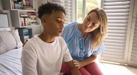 当姐妹去世、你被指定为 12 岁侄子的信托受托人,如何合法合规地接手、管理和分配 100,000 美元遗产?本文解析受托人职责、开户与税务处理、投资与支出策略、沟通与记录要求,以及遇到纠纷或需辞任时的可行步骤,帮助你在守护未成年受益人利益的同时降低风险。
