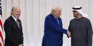 围绕特朗普提出的阿联酋芯片交易出现延迟,在英伟达首席执行官黄仁勋及全球半导体行业中引发复杂反应。分析造成拖延的政治、监管与技术因素,探讨对企业营收、供应链安全和地缘政治的潜在后果,并提出各方应对策略与未来走向。
