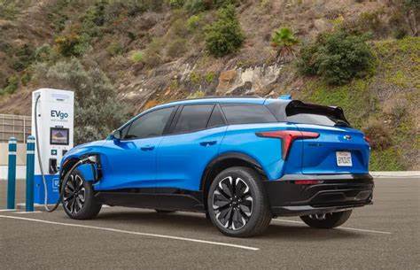 分析监管不确定性如何成为美国电动汽车(EV)采用的主要障碍,解读政策、市场与供应链因素对销量与行业转型的影响,并提出可行的政策与产业应对建议以加速清洁出行转型。
