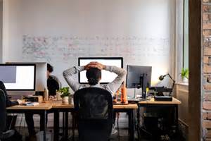 本文深度探讨财务与会计领域早期职场人员自我能力评估偏高的现象,分析背后的原因及其对行业和职业发展的潜在影响,同时提出针对性的建议,助力年轻从业者正确认识自我,提升专业素养,适应快速变化的职场环境。
