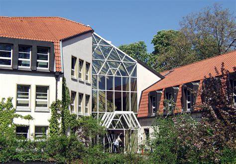 克赖斯·索斯特(Kreis Soest)作为德国北莱茵-威斯特法伦州的重要县级行政机构,为市民、企业和游客提供广泛的公共服务与信息资源。本文围绕行政服务、交通车辆管理、家庭教育、社会健康、建筑与地籍、环境保护、经济与休闲、安全与秩序等主题,介绍实操性建议与线上服务要点,帮助读者高效利用县政府资源与数字化服务。
