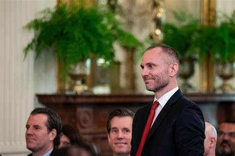 泰达公司近日宣布推出面向美国市场的全新美元稳定币USAT,并任命前特朗普白宫加密货币顾问博·海因斯(Bo Hines)担任该项目首席执行官,标志着稳定币发展迈入重要新阶段。该稳定币将符合最新颁布的GENIUS稳定币法案,借助泰达自主研发的Hadron真实资产代币化平台,致力于为美国居民打造合规、安全且流动性强的数字美元资产。该举措不仅显示出泰达对美元数字化未来的坚定信心,也反映出全球稳定币市场的激烈竞争与监管环境的动态演变。
