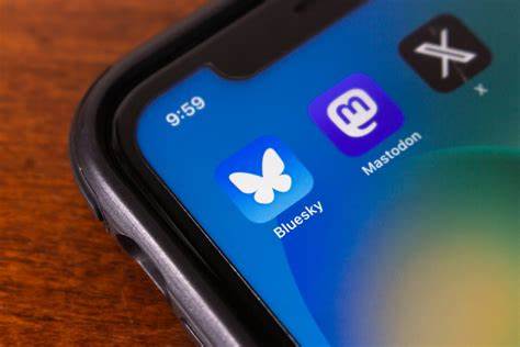 解析去中心化社交媒体的运作原理、代表平台、利弊与治理挑战,提供实用入门建议与未来发展展望,帮助读者理解如何在开放协议与数据主权时代安全、有效地参与社交网络
