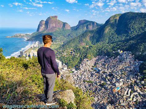 深入解析里约热内卢最受欢迎的三条徒步路线Pedra da Gávea、Morro Dois Irmãos与Pedra do Telégrafo,从难度、风景、交通及体验等多个方面展开全方位评测,帮助旅行者根据自身需求选择最适合的徒步线路。
