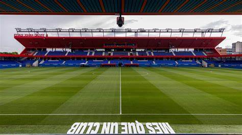 2025年新赛季西甲联赛开启,巴塞罗那因主场拉玛西亚球场扩建工程未完成,不得不选择容量仅6000人的约翰·克鲁伊夫体育场作为主场揭幕战赛场,面对观赛人数限制和场地变更,球队如何应对成为关注焦点。本文深入剖析巴萨现状、场馆挑战及未来展望。
