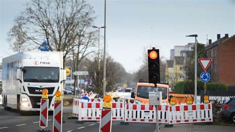 探讨B401 329公路环岛施工对周边居民,尤其是家长群体造成的影响,深入分析交通安全隐患及未来改善方案,揭示区域交通管理与公共安全的紧迫性。
