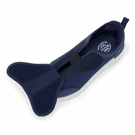 针对糖尿病患者在选择运动鞋时的特殊需求,深入探讨不同品牌的优势,提供实用建议帮助改善足部健康,提升运动舒适度和生活质量。涵盖跑步鞋、日常休闲鞋及步行鞋推荐,兼顾价格和功能性,让您科学选鞋,健康生活。
