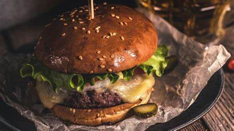 伊斯坦布尔作为文化和美食交汇的城市,拥有丰富多样的汉堡选择。从传统的牛肉汉堡到创意素食汉堡,这座城市为汉堡爱好者提供了极致的味觉体验。本文详尽介绍了伊斯坦布尔最受欢迎的十五家汉堡餐厅,助你领略这座城市的美味风采。
