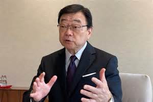 隨著全球能源局勢瞬息萬變,日本石油進口面臨巨大壓力。本文深入探討日本應多元化石油來源以降低對中東依賴的必要性,並分析加拿大重質原油供應的技術與經濟挑戰,揭示未來日本能源戰略的潛在方向。
