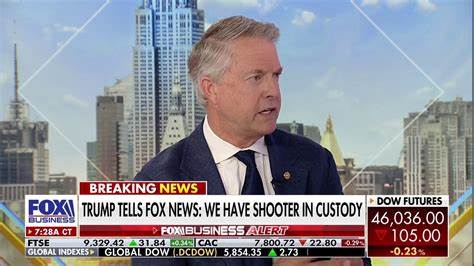 查理·柯克遇刺事件不仅震惊美国社会,也引发了对社交媒体平台隐私和安全性的广泛关注,揭示了政府监控与数字言论自由之间的复杂关系。本文深入探讨了事件始末、政府与社交媒体的互动以及社会各界的反应,帮助人们更好理解数字时代下的安全与自由的博弈。
