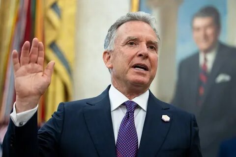 美国总统特朗普的特别特使史蒂夫·威特科夫被曝仍持有与特朗普家族相关联的加密货币,引发广泛的利益冲突和伦理担忧,尤其是在他参与中东及乌克兰地区和平谈判的关键时刻。
