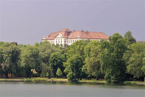 深入了解匈牙利塔塔市著名的Eötvös József Gimnázium,揭示其悠久历史、教育特色以及对学生未来发展的积极影响。
