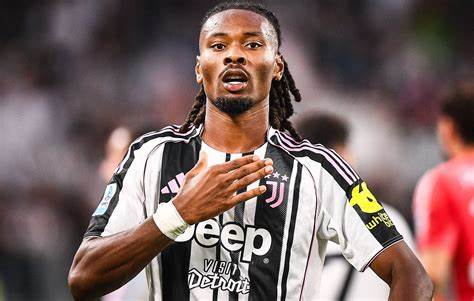 在意甲第3轮的焦点之战中,尤文图斯在图拉姆兄弟的精彩表现带领下,以4比3险胜国际米兰,展现出强大的反击能力和夺冠决心。比赛过程跌宕起伏,本场胜利不仅延续了尤文图斯的连胜势头,也凸显了年轻球员的卓越潜力。
