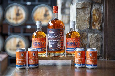 Tilray Brands旗下著名的Breckenridge酿酒厂与美国职业橄榄球队丹佛野马队宣布进入合作的第五个年头。该合作不仅带来了多款限量版烈酒,更象征着地域文化和品牌精神的深度融合。本文深入解读二者如何通过创新产品和市场战略,打造独特的体育烈酒市场,并展望未来潜力。
