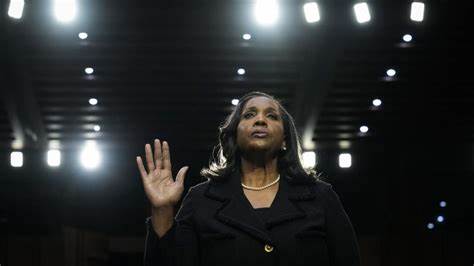 丽莎·库克面临总统解职挑战,所有前美联储主席联合向最高法院提交状告,强调保护联储独立性的重要性并反对政治干预。本文解析事件背景、司法进展以及对美国经济政策的深远影响。
