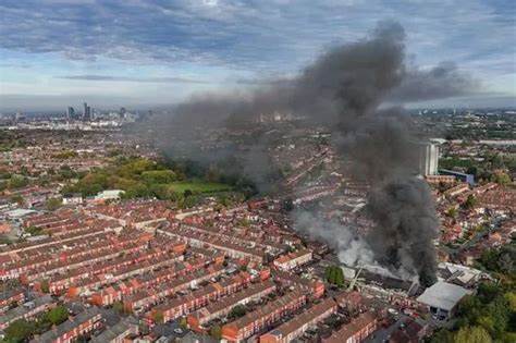 深入探讨曼彻斯特利文斯休姆地区的社区发展、文化活动、商业复兴及生活方式,揭示其独特的魅力和未来潜力,展现这片充满活力的街区如何成为新兴家庭和本地创业者的理想之地。
