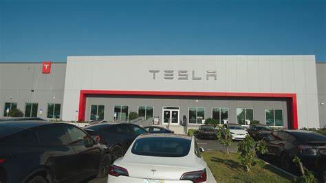 在创纪录的季度交付数据背后,有复杂的市场、公司策略与政策因素相互交织。本文从政策环境、贸易与关税、补贴规则、企业应对策略及市场心理等角度分析,解释为何特朗普及其政策方向被认为在很大程度上推动了特斯拉近期的交付表现。
