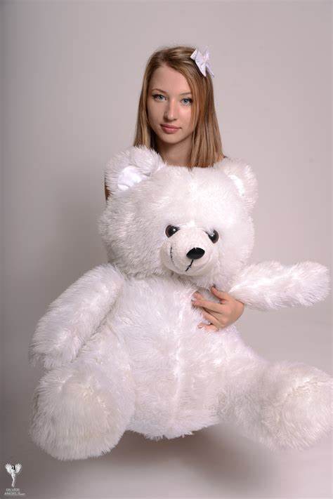 深入探讨银天使系列中的Kira White Lace 4款式,揭示其设计理念、时尚特色以及在当代潮流中的地位,助力消费者全面了解这一时尚单品的独特魅力。
