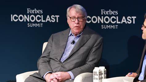 针对特朗普希望将美国季度财务报告改为半年一次的建议,著名做空者吉姆·查诺斯公开表达了对采用中国财务报告模式的质疑,强调透明度和监管严格性的重要性,揭示了当前财务披露制度改革中的争议与挑战。
