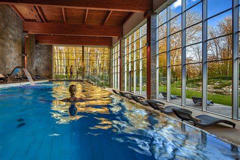 介绍位于马尔凯卡尔巴托山脉的Zochova chata - Piesok滑雪场,涵盖交通便利性、滑雪环境、设施配套、季节性气候和价格信息,是家庭及初学者理想的冬季度假选择。
