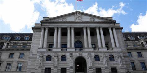 面对通胀走势和经济发展的复杂局势,英格兰银行行长安德鲁·贝利对未来利率调整的具体时间表达了更大不确定性,揭示了央行在货币政策制定中的谨慎态度及其对英国经济的深远影响。本文深入分析英格兰银行最新货币政策动态及其背后的经济考量。
