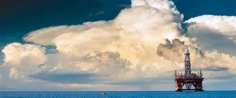 随着全球能源安全和市场需求的不断变化,传统大型石油公司开始重新聚焦油气勘探领域,放缓绿色能源投资,开启新一轮勘探热潮。本文深入剖析背后的原因、主要玩家的动态及未来油气市场的发展趋势。
