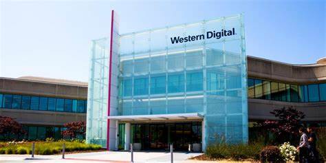 回顾西部数据(Western Digital)成为标普500当日表现最优个股的原因,剖析推动股价飙升的基本面与市场因素,解读分析师大幅上调目标价的可能依据,并指出投资者在跟进前应关注的关键催化剂与潜在风险。

