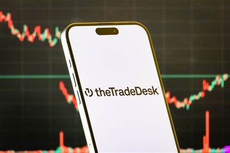探讨The Trade Desk股票本周急剧下跌背后的市场动态与竞争格局,深入剖析亚马逊与Netflix联手对数字广告生态的影响,以及投资者和分析师的反应,带您洞悉未来数字广告行业的发展趋势和投资机遇。
