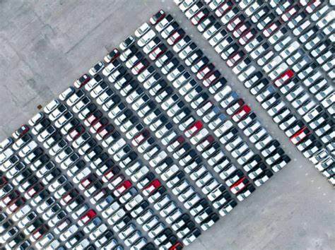 在中墨双边贸易关系风云变幻之际,中国对墨西哥计划将亚洲汽车关税提升至50%的举措发出严正警告,强调此举可能破坏双方经济合作并引发一系列反制。本文深度解析中墨当前的贸易摩擦背景、各方立场及未来可能的走向,揭示全球供应链和区域经济整合格局下的复杂博弈。
