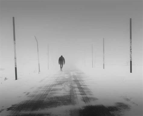 探索"Yürüyen adam"主题在Pinterest上的表现、创作灵感与推广技巧,了解如何将人物行走意象应用于插画、拼贴与社交媒体营销,以提升视觉影响力与观众互动。
