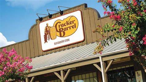 本文深入探讨Cracker Barrel在遭遇品牌重塑争议后的经营表现,分析其客流量下滑与忠诚度会员增长并存的现象,揭示企业如何通过倾听客户声音和品牌复古策略寻求逆势突围。
