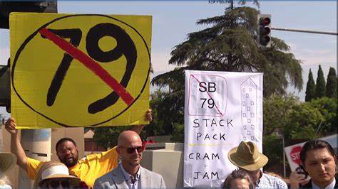 加州通过SB 79法案,全面改革地方分区法规,允许在轨道交通枢纽周边建设九层高密度住宅楼,旨在缓解住房短缺和提升公共交通利用率,同时引发社会各界广泛关注。
