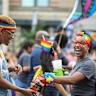 探讨黑人LGBTQ+群体在种族、性取向与身份交织下面临的健康不平等、社会歧视与心理压力,分析医疗系统如何提供更包容的支持,并探索如何通过政策与社区行动促进平等与尊严。

