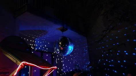 深入探讨如何通过租赁多样化的派对设备,轻松打造难忘庆典氛围,涵盖照明、音响、装饰、电力供应及餐饮用具等各个方面,助你实现理想派对规划。
