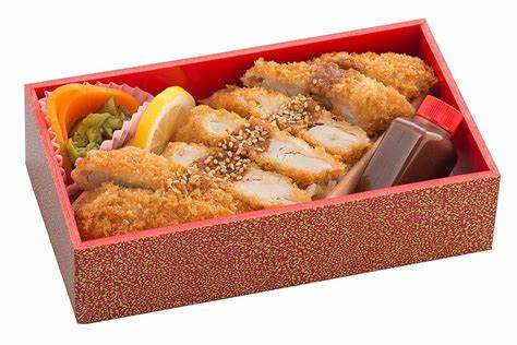 镰仓火腿三明治车站便当诞生于19世纪末,至今仍在车站售卖。探索它的起源、制作与包装设计、封面那位面容难辨的女性可能的来源,以及如何在旅行中寻找与保存这份历史风味。
