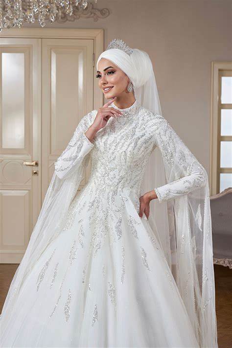 随着社会多元化的发展,封闭式婚纱成为越来越多新娘的首选。2023年的封闭式婚纱设计融合传统与现代元素,满足不同女性对美丽与信仰的双重追求。本文深度剖析封闭式婚纱的设计趋势、款式变化及选购要点,助力新娘打造梦想婚礼造型。
