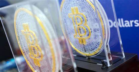 随着美国联邦储备委员会(美联储)政策结果的临近,加密货币市场表现出谨慎态度。尽管短期交易者保持观望,机构通过现货ETF的持续资金流入正在为市场提供有力支撑,推动比特币和以太坊在重要技术位附近整固,呈现出复杂而微妙的市场格局。本文深入解析当前行情动态、市场情绪与未来潜在走向,为投资者提供权威参考。
